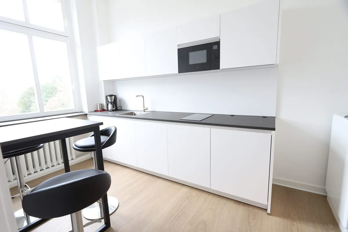 Büroküche mit Stil und Theke