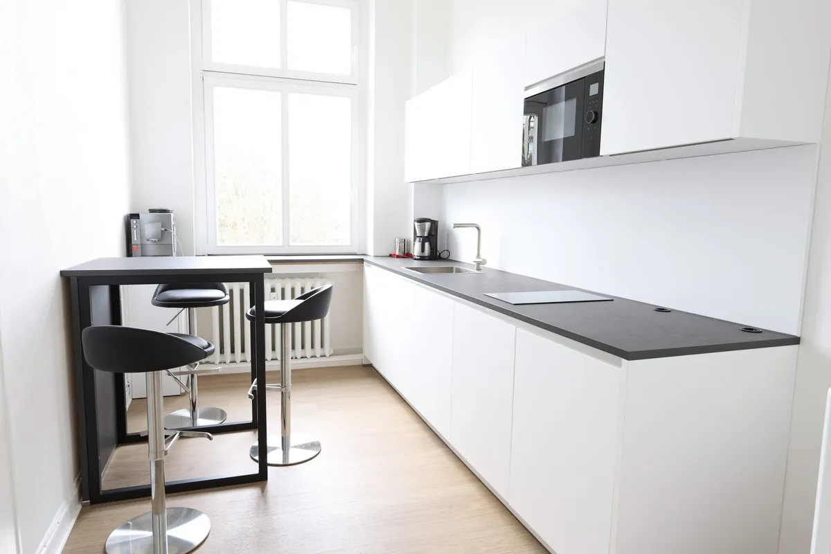 Büroküche mit Stil und Theke – Bild 2